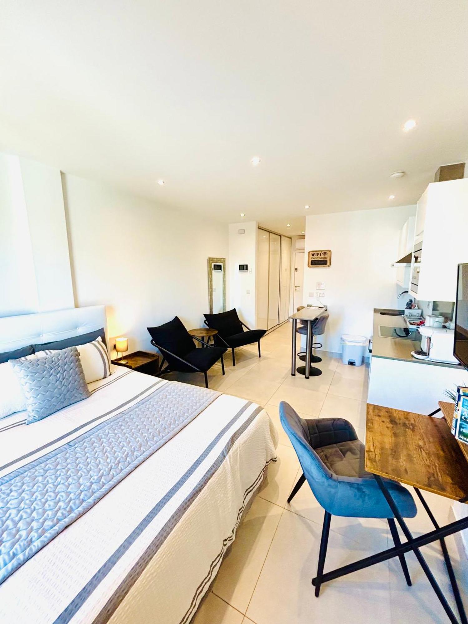 Gibraltar Central Suites Luaran gambar